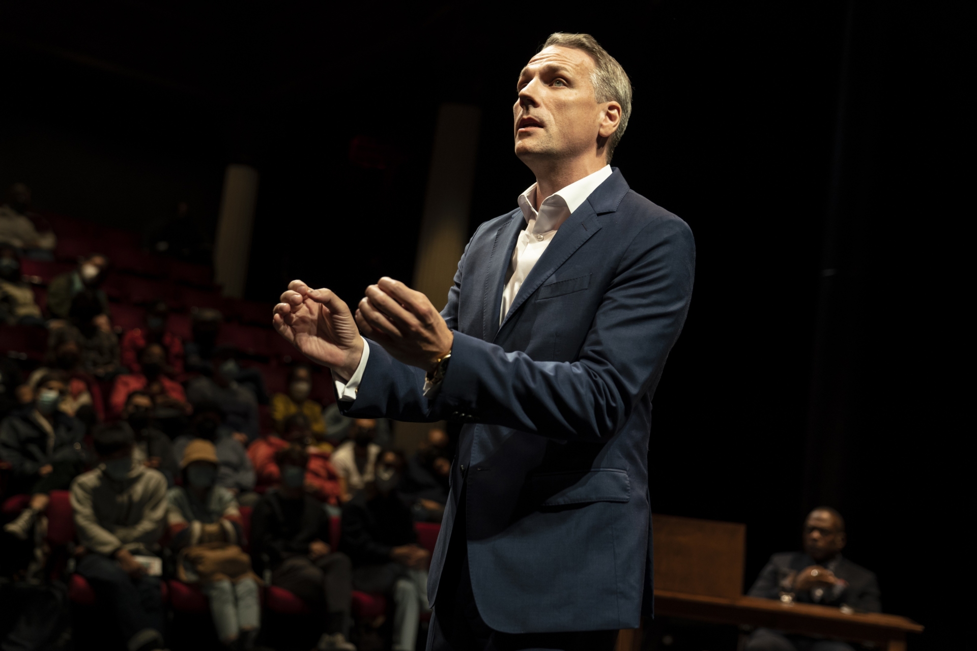 William F. Buckley Jr. (Ben Williams) s'adresse aux témoins du débat.