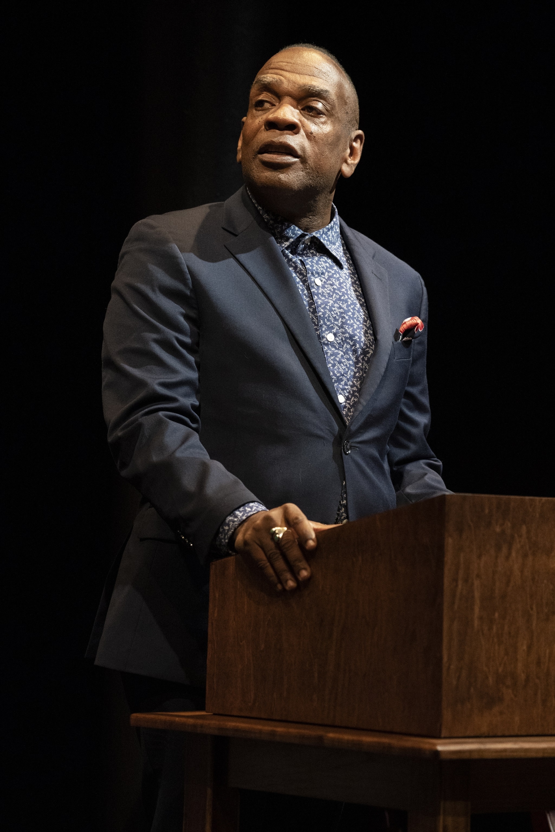 James Baldwin (Greig Sargeant) s'adresse aux témoins du débat.