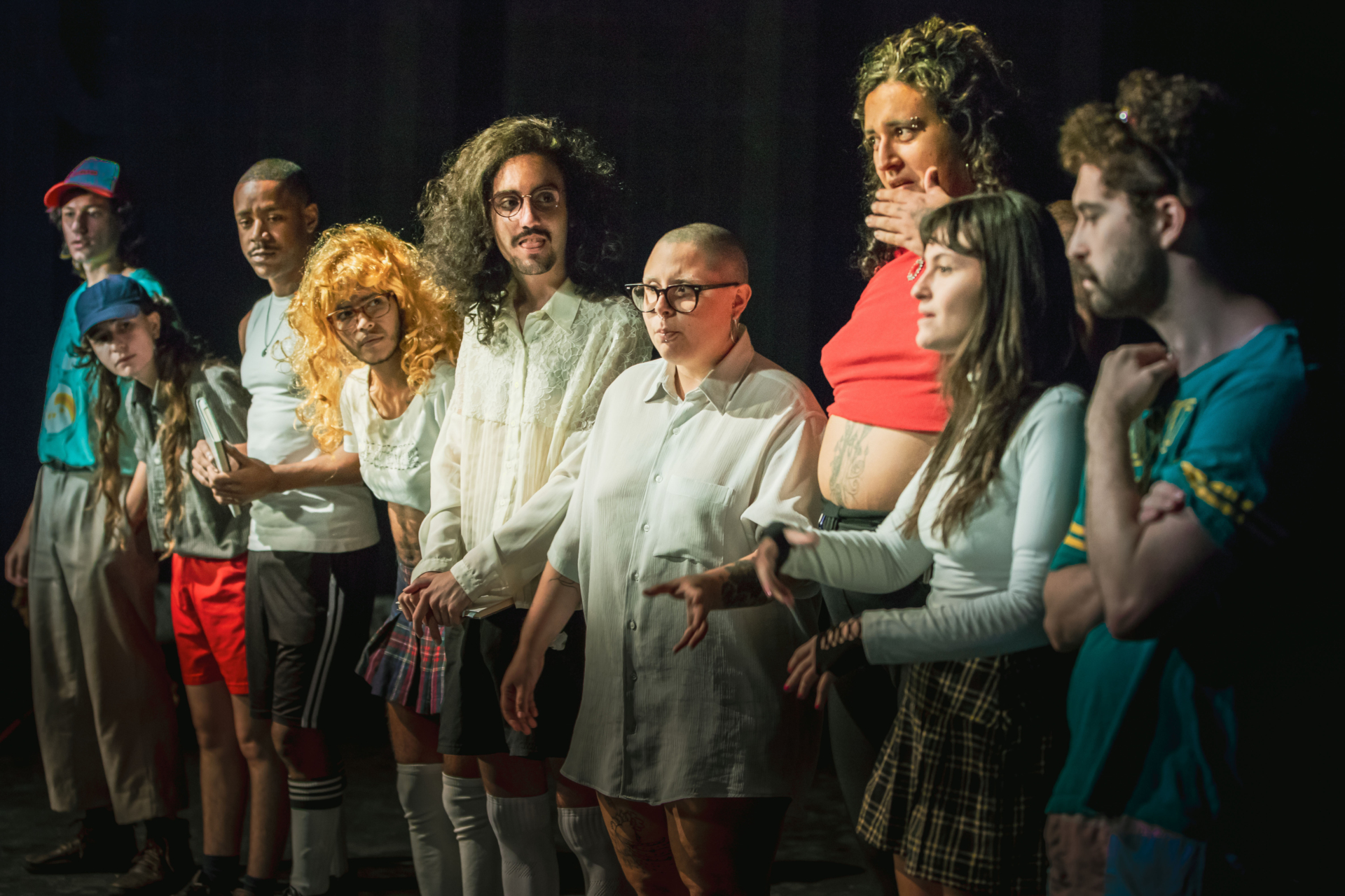 Les interprètes se tiennent en ligne.