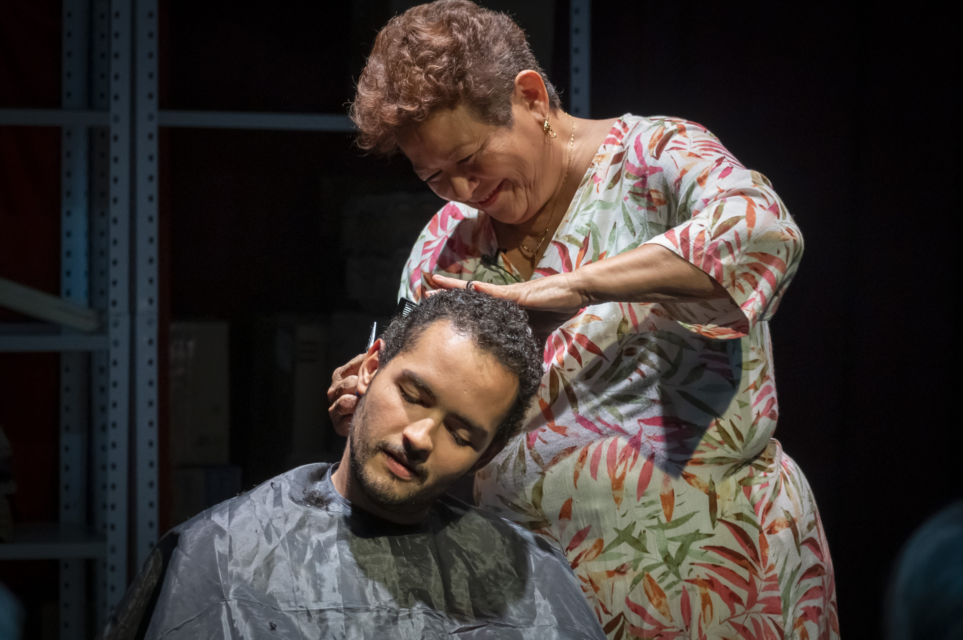 Anacarsis Ramos' mother cuts his hair on stage.