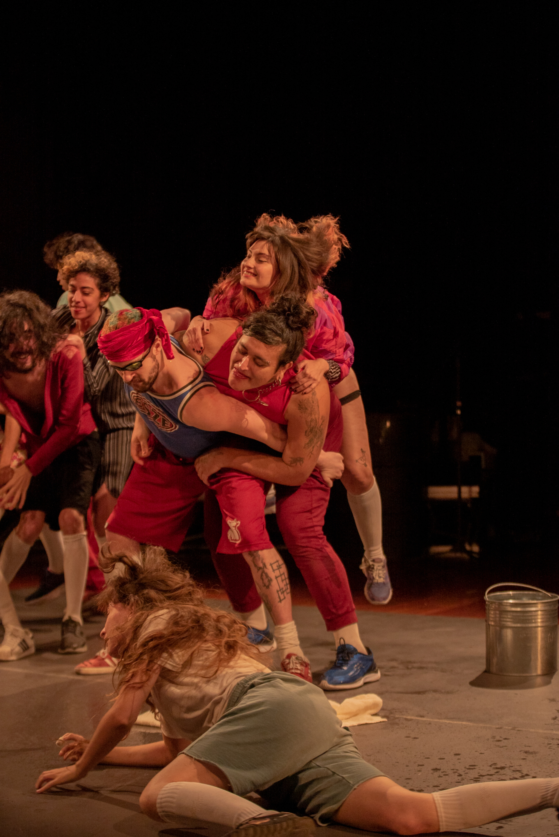 Un groupe de personne danse à proximité les un·e·s des autres.