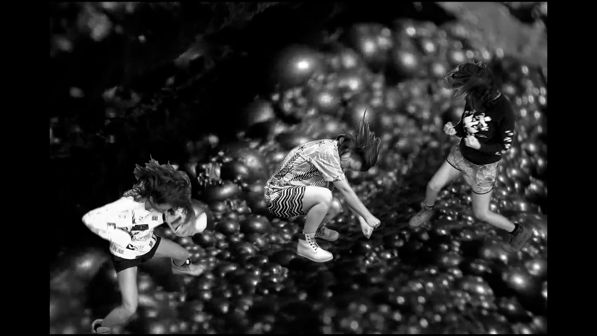 Trois silhouettes de corps dansant ont été découpés et collés sur un fond noir et blanc.
Techniques mixtes : Photo et collage