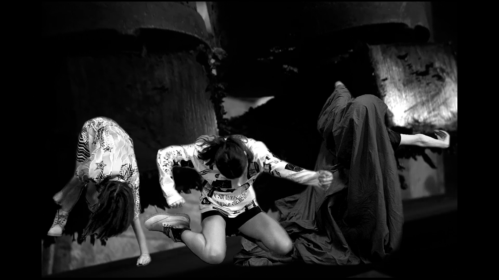 Trois silhouettes de corps dansant ont été découpés et collés sur une image en noir et blanc.
Techniques mixtes : Photo et collage