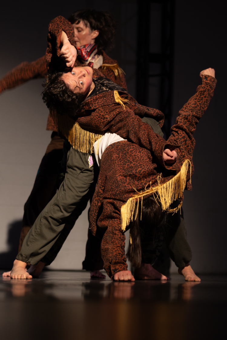 Trois personnes dansent l'une derrière l'autre à différents niveaux.