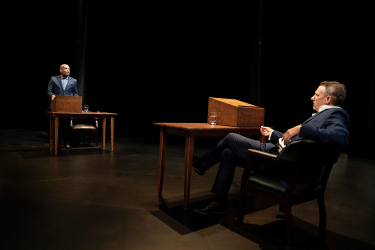 James Baldwin (Greig Sargeant) débat avec William F. Buckley Jr. (Ben Williams).