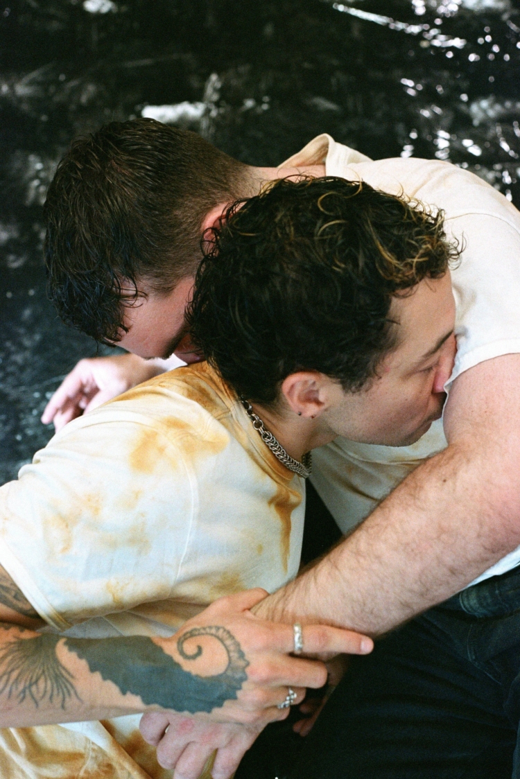 Deux corps s'enlacent.