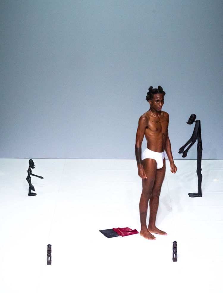 Mackenzy Bergile partage l'espace avec quatre statuettes.