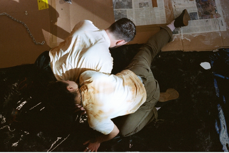 Vu de haut, deux corps à quatre pattes se déplacent dans l'espace.