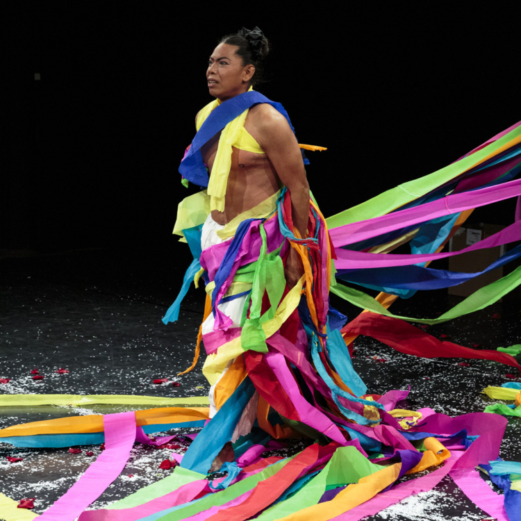 Lukas Avendano a noué de grands rubans multicolores à ses jambes et ses mains et ils volent autour de lui sur la scène.