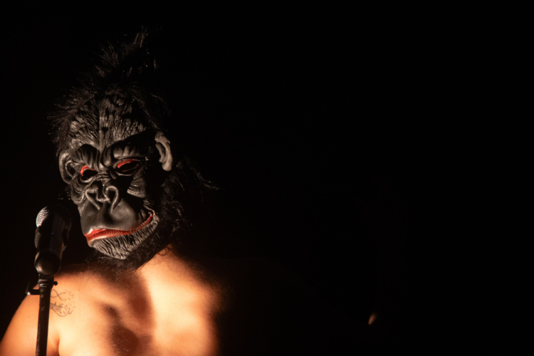 Jéssica Teixeira porte un masque de gorille.