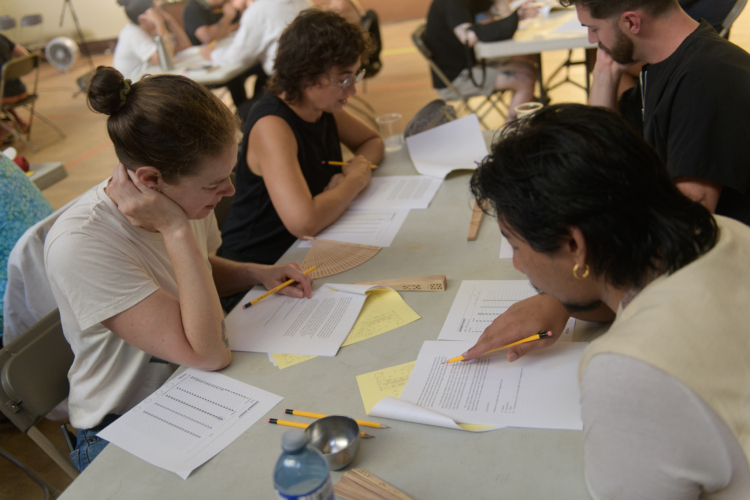 Des participants répondent à un questionnaire assis autour d'une table.