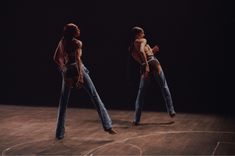 Satniée et Stacey danse un extrait de danse en ligne dans un espace sombre.