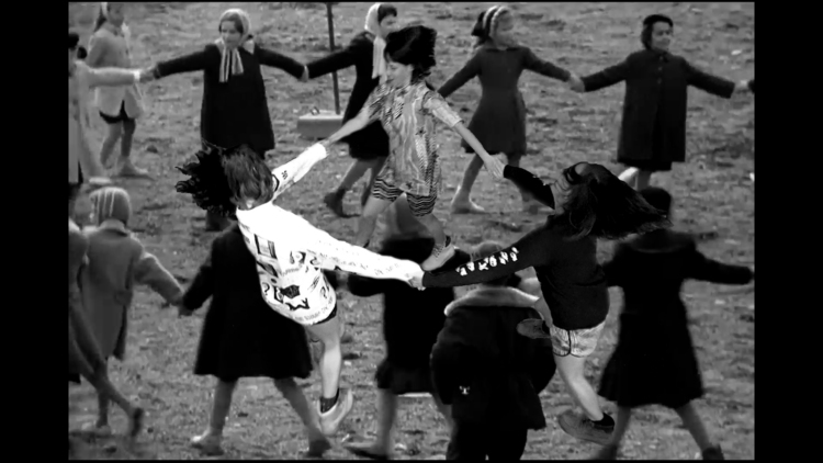 Trois silhouettes de corps dansant une ronde ont été découpés et collés sur une image ou plusieurs personnes dansent une ronde.
Techniques mixtes : Photo et collage