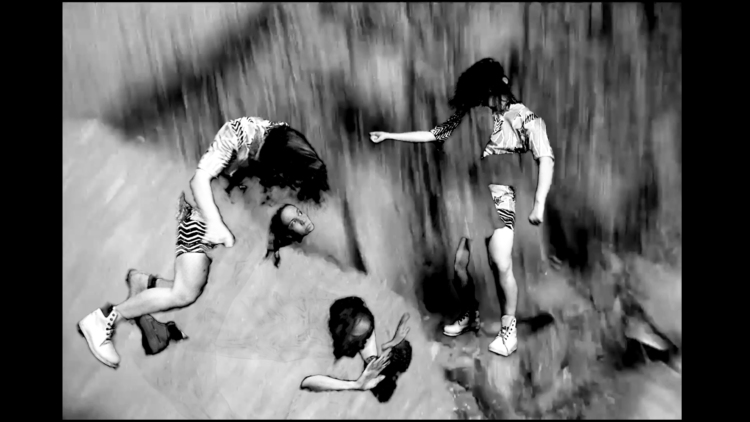 Des corps découpés sont collés sur un fond flou.
Techniques mixtes : Photo et collage