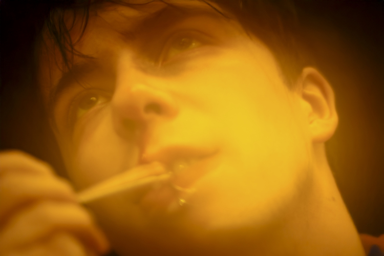 Un personnage met à sa bouche un bout de papier