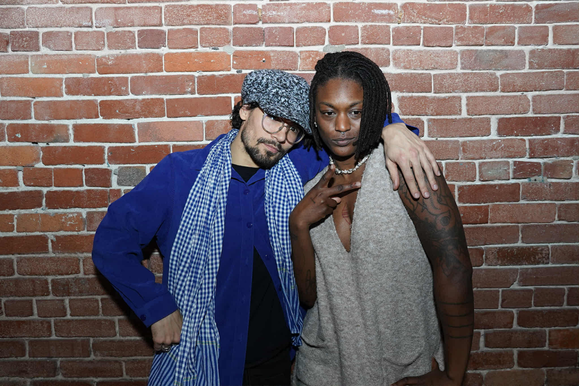 Sovann Rochon-Prom Tep et Jaleesa Coligny pose ensemble devant un mur de briques.