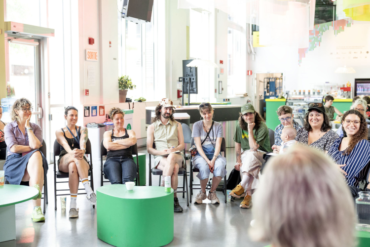 Plusieurs personnes sont assise en cercle et écoute une autre que l'on ne voit pas sur l'image.