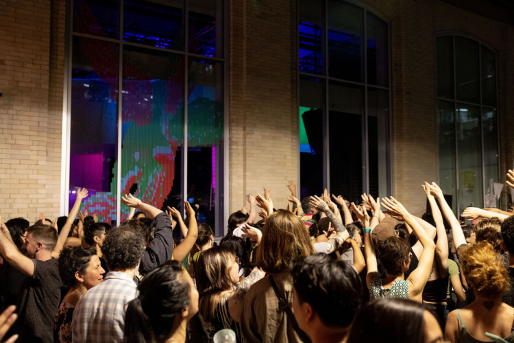 Une foule de personnes dansent à l'extérieur du Quartier général du FTA.