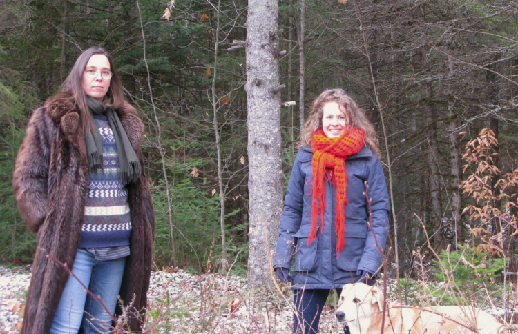 Dalie, Amelie-Anne et croquette le chien en forêt.