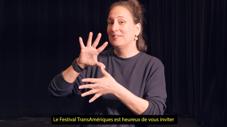 La signeuse LSQ Jennifer Manning explique le déroulement des représentations de Monga en LSQ.