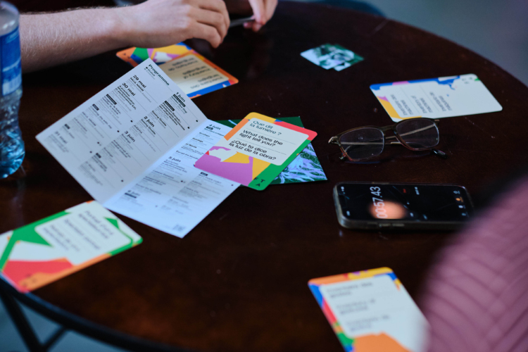 A table is filled with cards from the Charlablabla game.