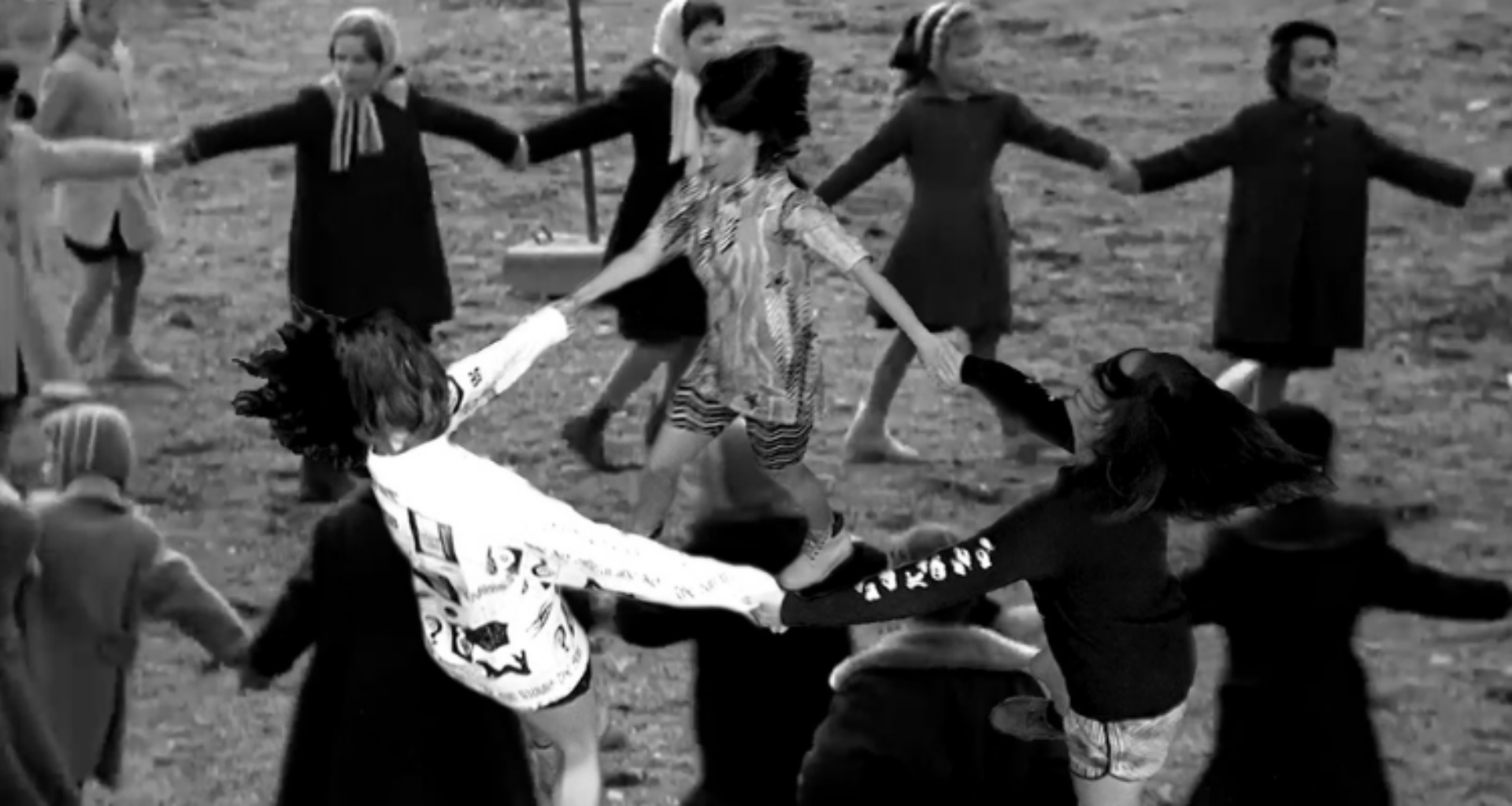 Trois silhouettes de corps dansant une ronde ont été découpés et collés sur une image ou plusieurs personnes dansent une ronde.
Techniques mixtes : Photo et collage